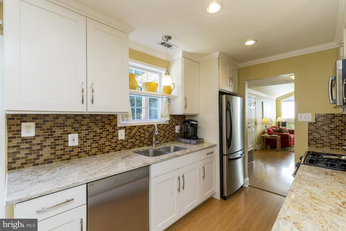 166 Magnolia Road Sterling, VA 20164 - Photo 9 of 28 Kitchen