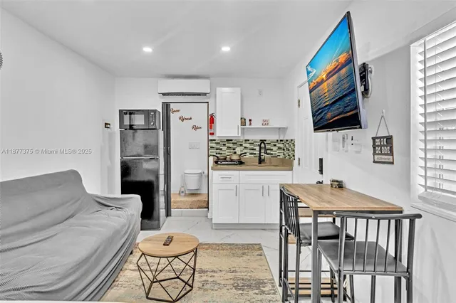 $1,400 | 4328 Southwest 49th Court, Unit 2, Dania Beach, FL 33314