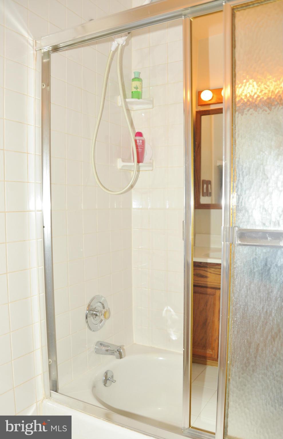 6105 Frontier Drive Springfield, VA 22150 - Photo 17 of 27 Bath