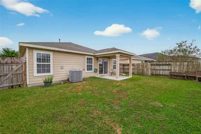 a view of a house with a backyard