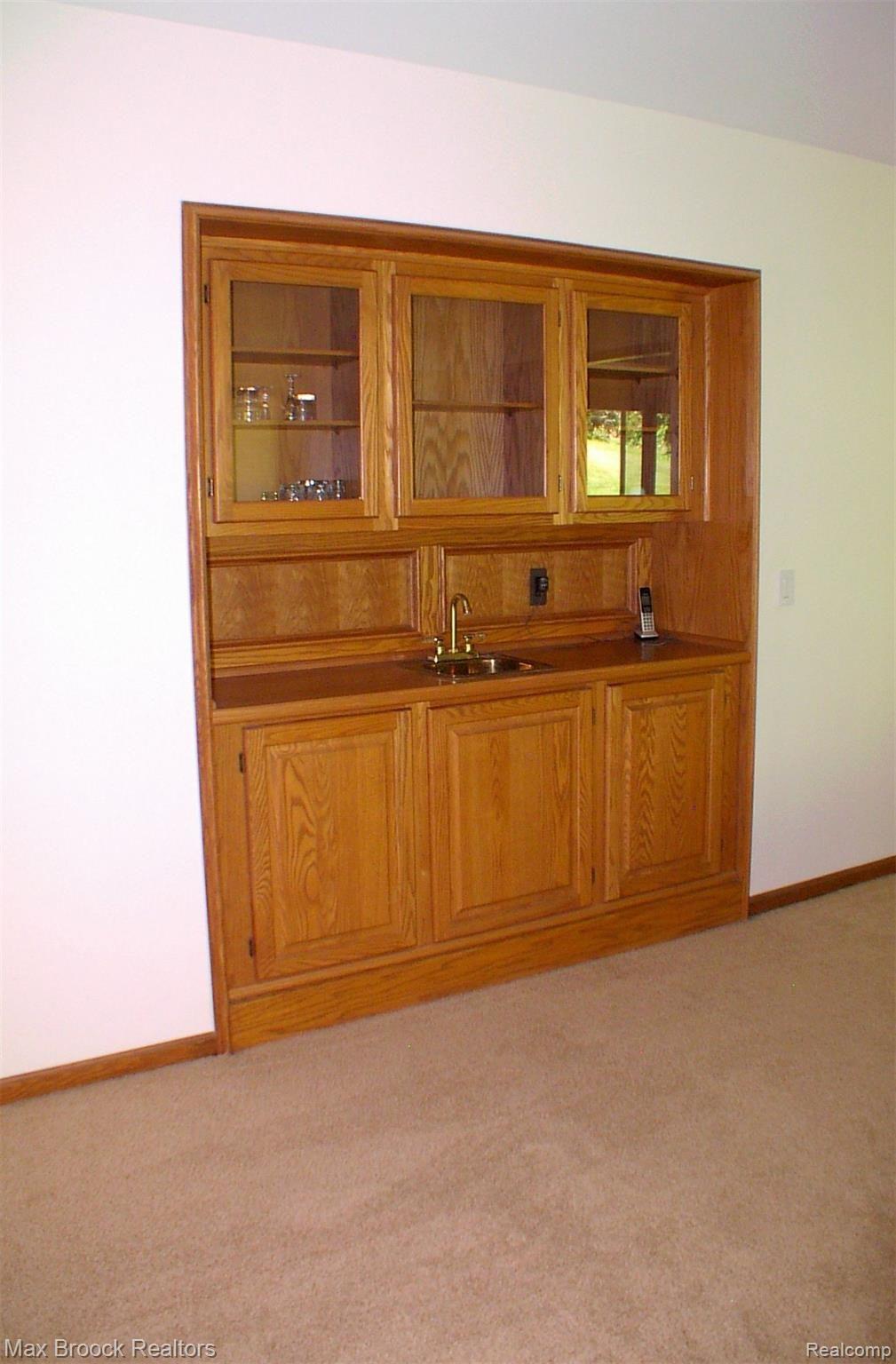 2817 Eagle Drive Rochester, MI 48309 - Photo 15 of 31 Service bar in Family room