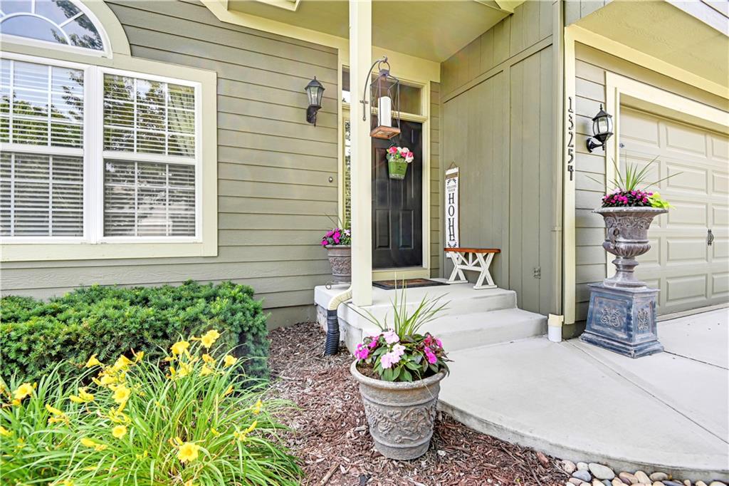 13254 Reeder Street Overland Park, KS 66213 - Photo 4 of 43