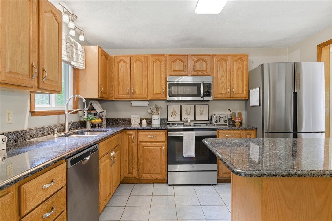 5 Dongay Road Smithfield, RI 02917 - Photo 4 of 48