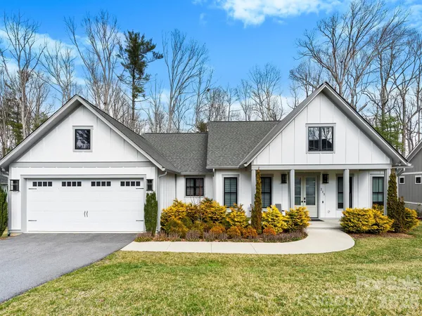 $899,950 | 215 Lindsey Farm Drive, Flat Rock, NC 28731
