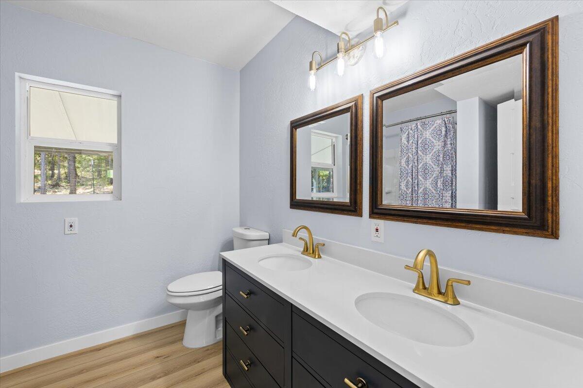 2016 Sykes Creek Road Rogue River, OR 97537 - Photo 22 of 47 Main Bathroom