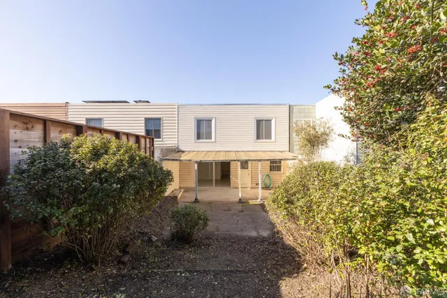a view of a house with backyard and garden