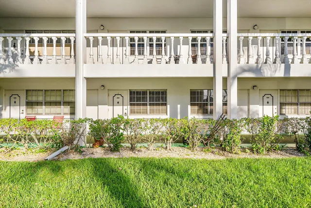 a view of a entrance of the house