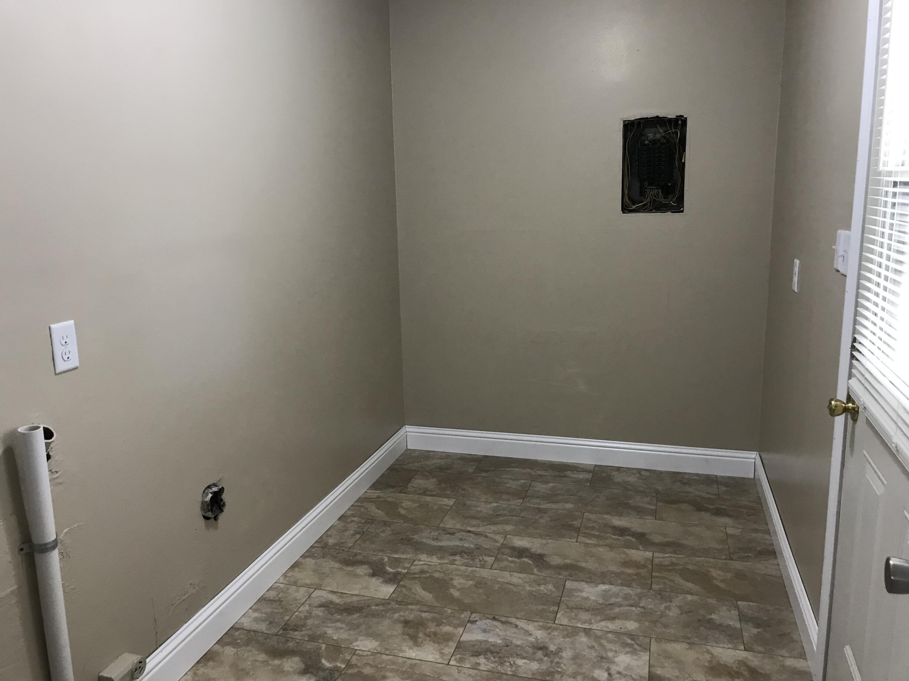 5438 Highway 4 Baker, FL 32531 - Photo 7 of 11 a view of a small room