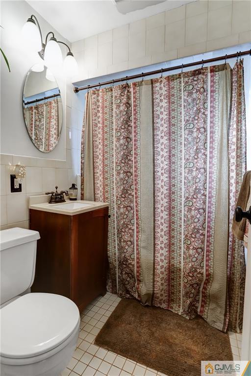 419 Crows Mill Road Fords, NJ 08863 - Photo 8 of 10 a bathroom with a toilet a sink and a mirror