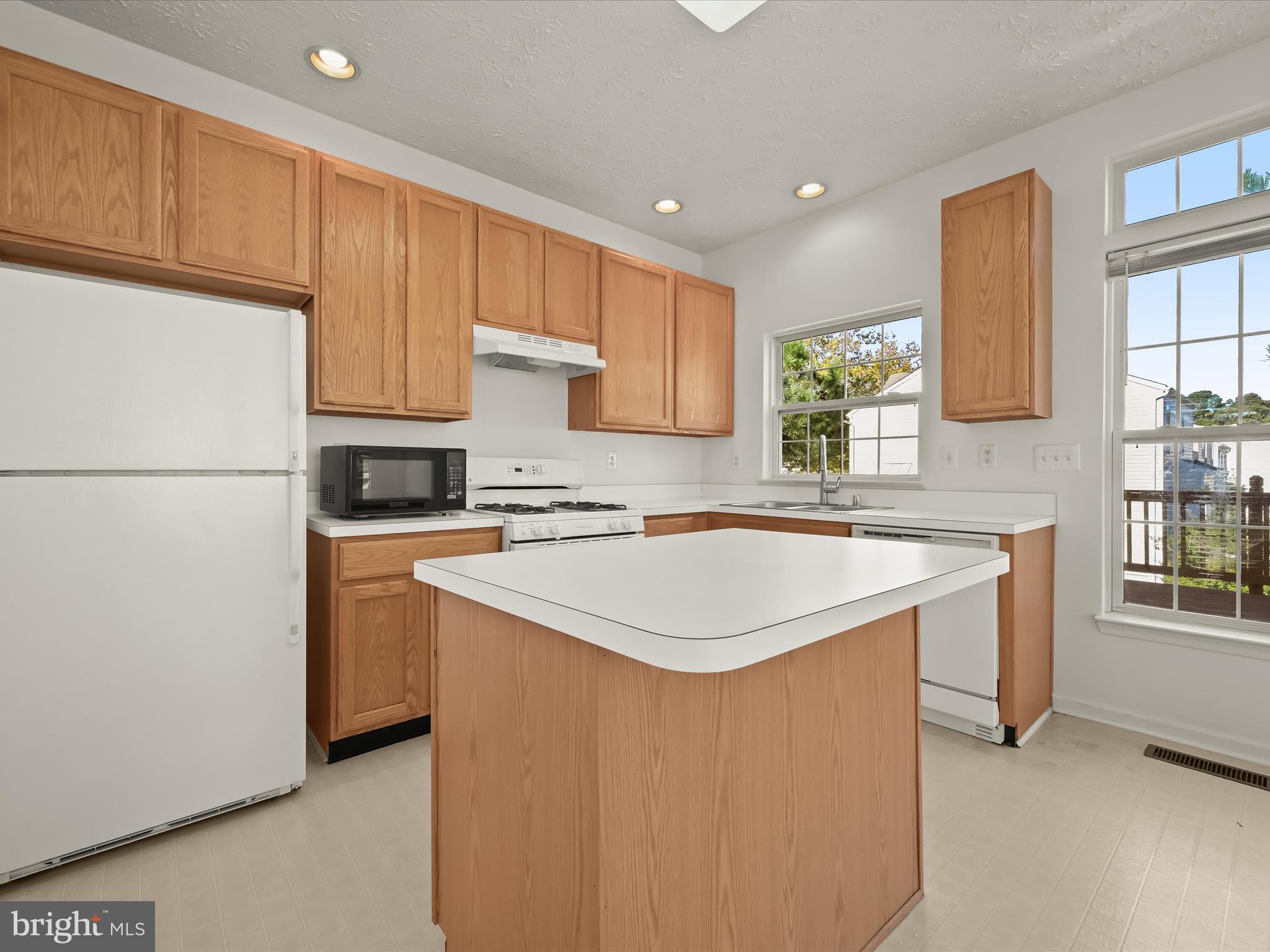 8238 Lyndhurst Street Laurel, MD 20724 - Photo 14 of 50 Island breakfast bar