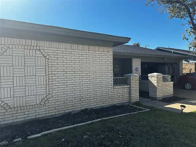 a view of a house with backyard