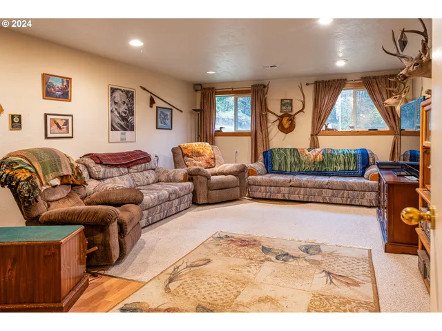 $725,000 | 28383 Pleasant Valley Road, Sweet Home, OR 97386