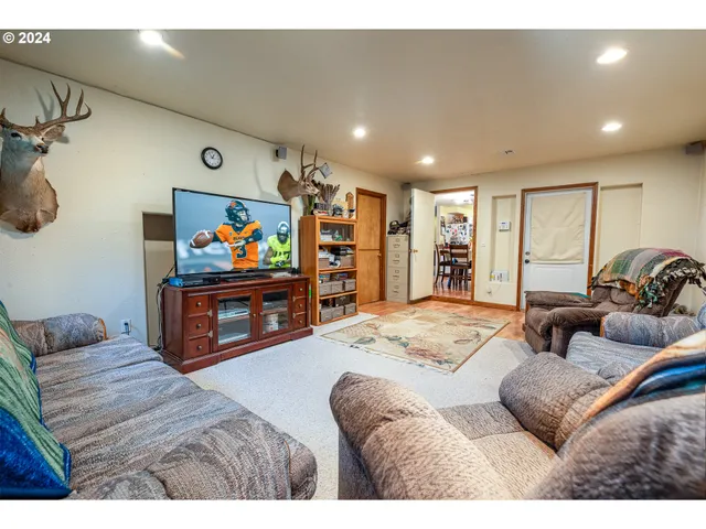 $725,000 | 28383 Pleasant Valley Road, Sweet Home, OR 97386