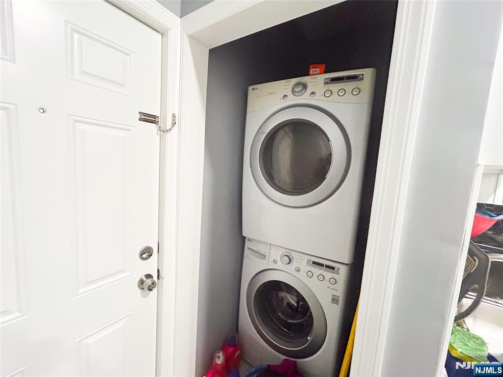 676 South 20th Street Newark, NJ 07103 - Photo 11 of 38 a utility room with dryer and washer