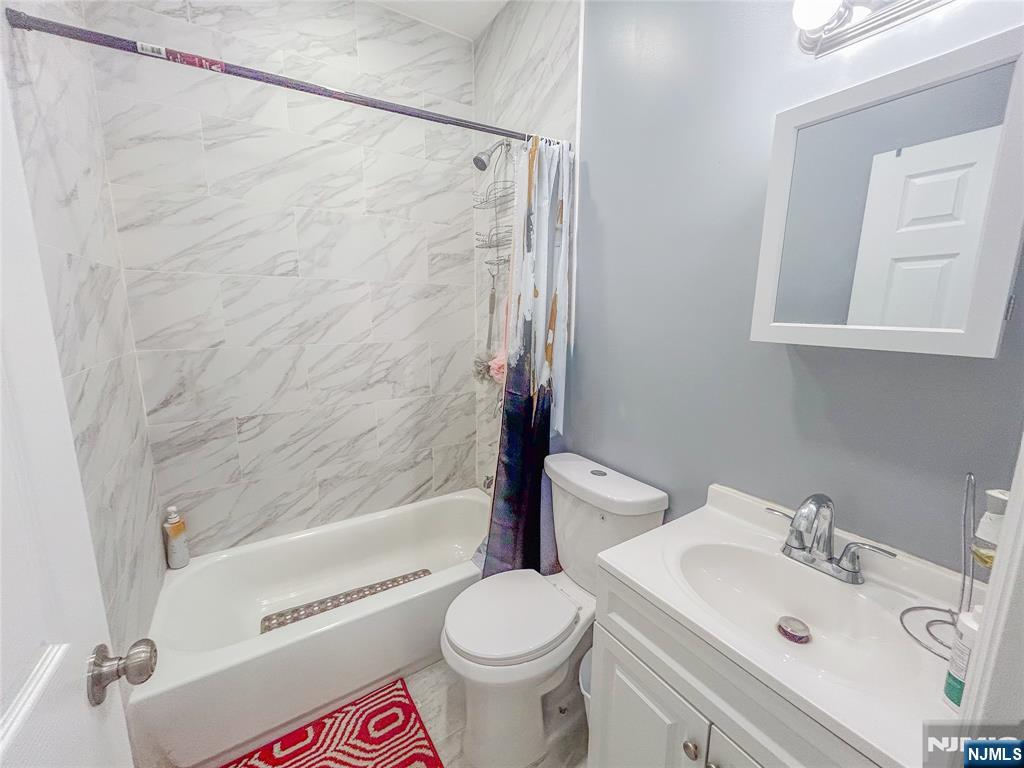 676 South 20th Street Newark, NJ 07103 - Photo 12 of 38 a bathroom with a sink toilet and shower