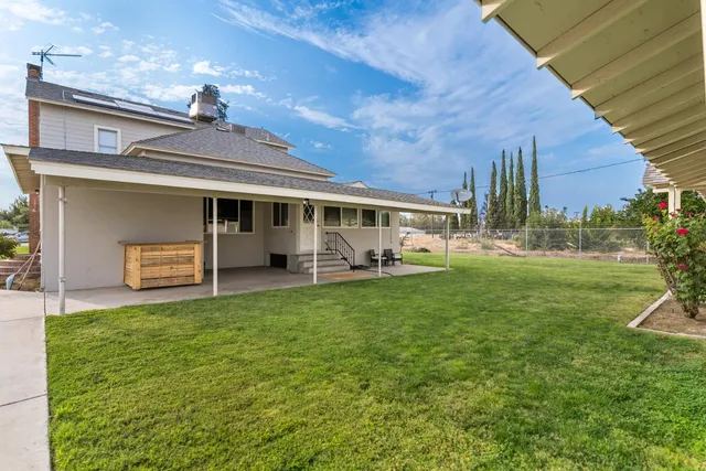 a view of a house with a backyard