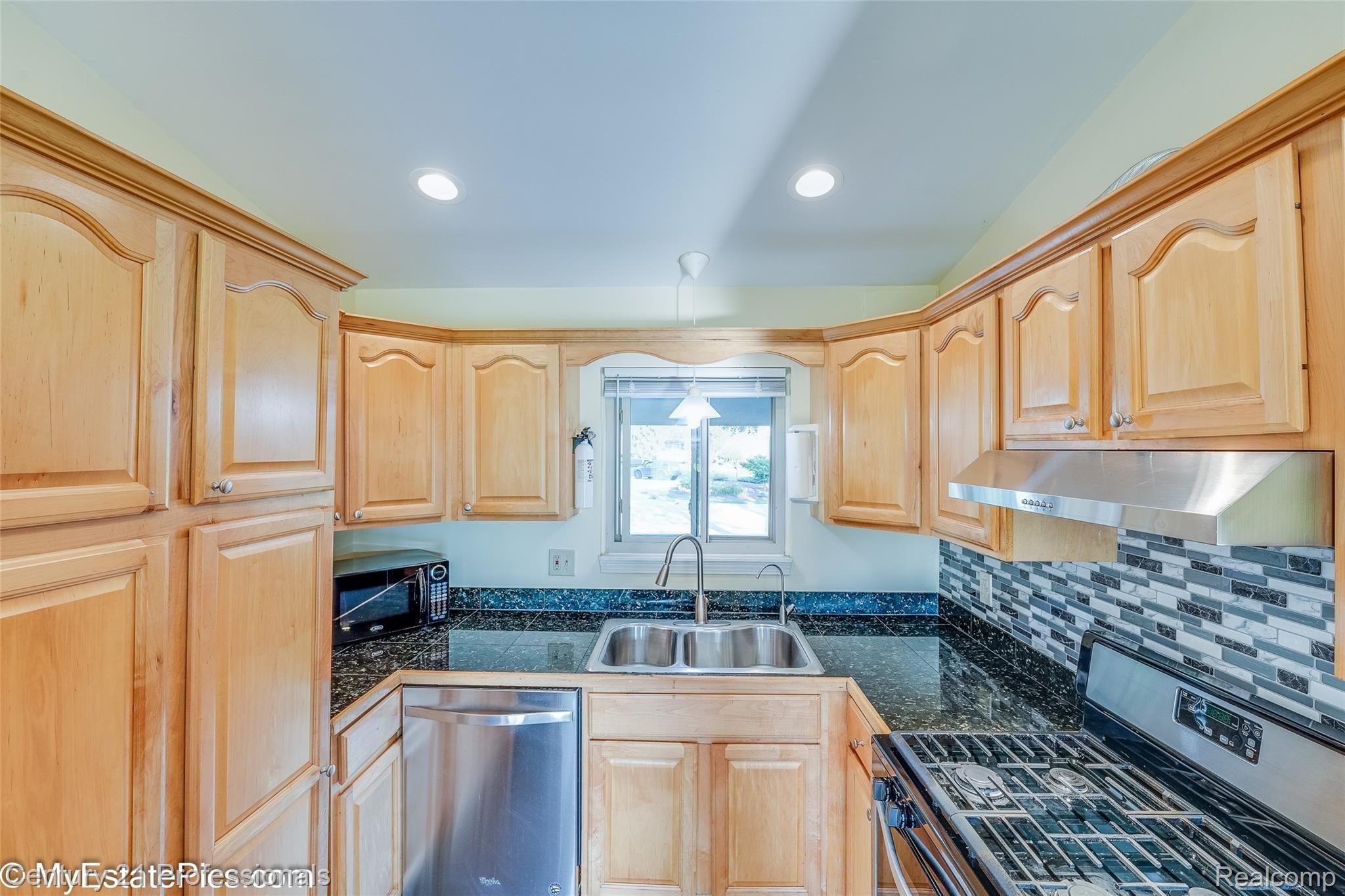40768 West Mill Rd Court Novi, MI 48375 - Photo 19 of 55 40768 mill rd ct w Novi-25.jpg