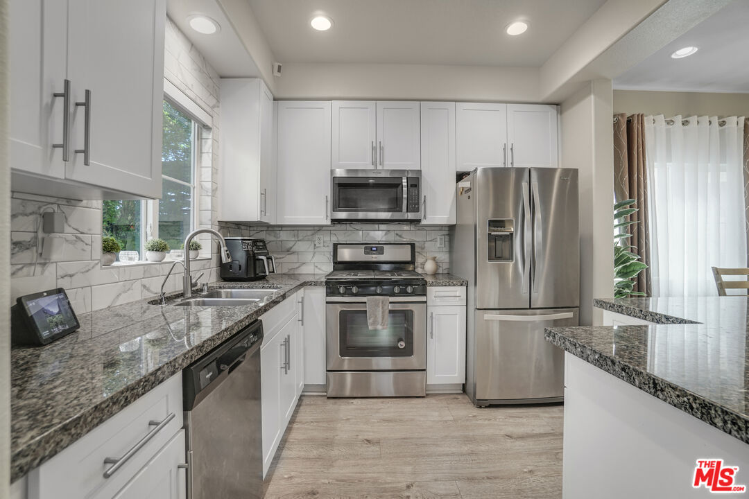 22755 Walnut Park Lane Newhall, CA 91321 - Photo 5 of 22