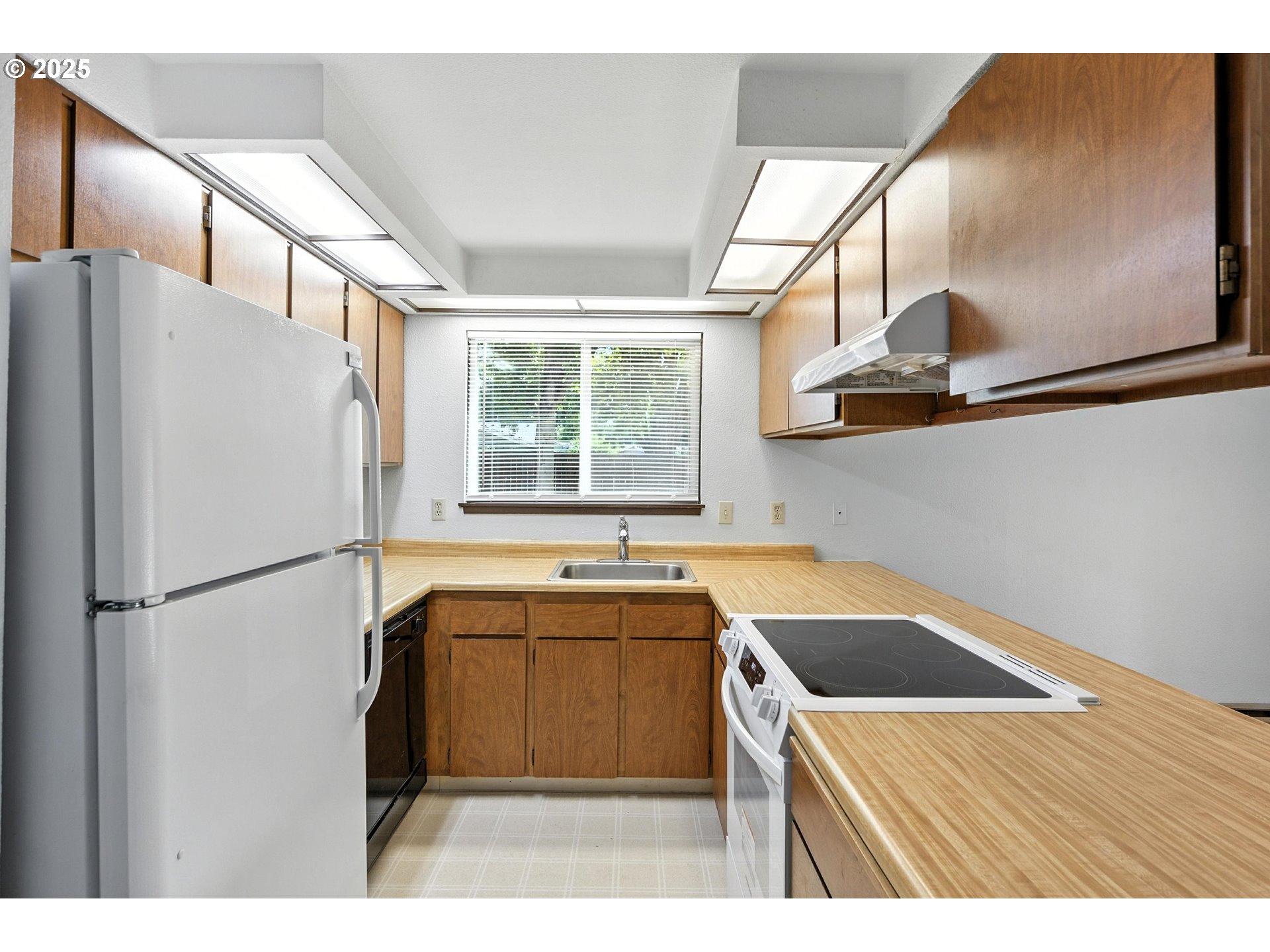 3404 19th Avenue, Unit 117 Forest Grove, OR 97116 - Photo 12 of 18 a utility room with dryer and washer