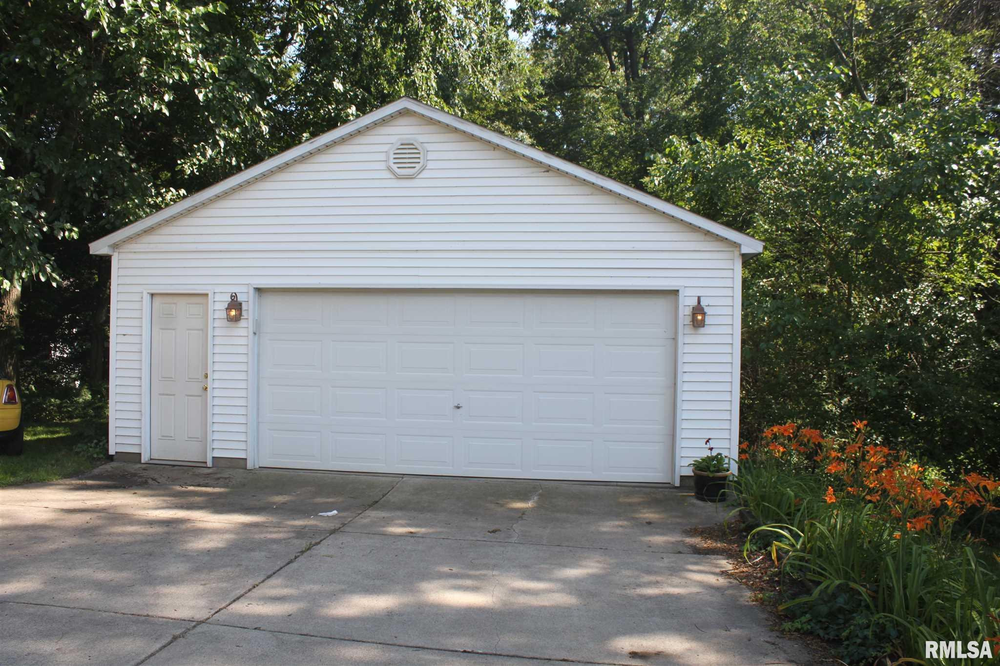 2647 Middle Road Davenport, IA 52803 - Photo 3 of 28 Gallery Image 3