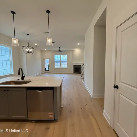 $335,900 | 423 Sunflower Street, Nesbit, MS 38651