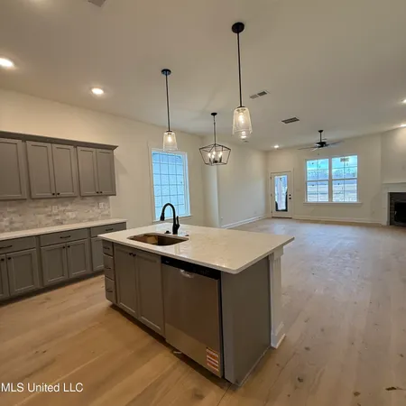 $335,900 | 423 Sunflower Street, Nesbit, MS 38651