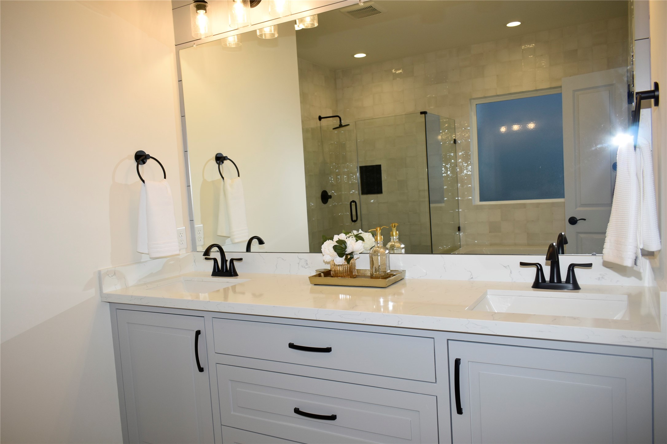 4804 Wilmington Street Houston, TX 77033 - Photo 29 of 47 Two sinks