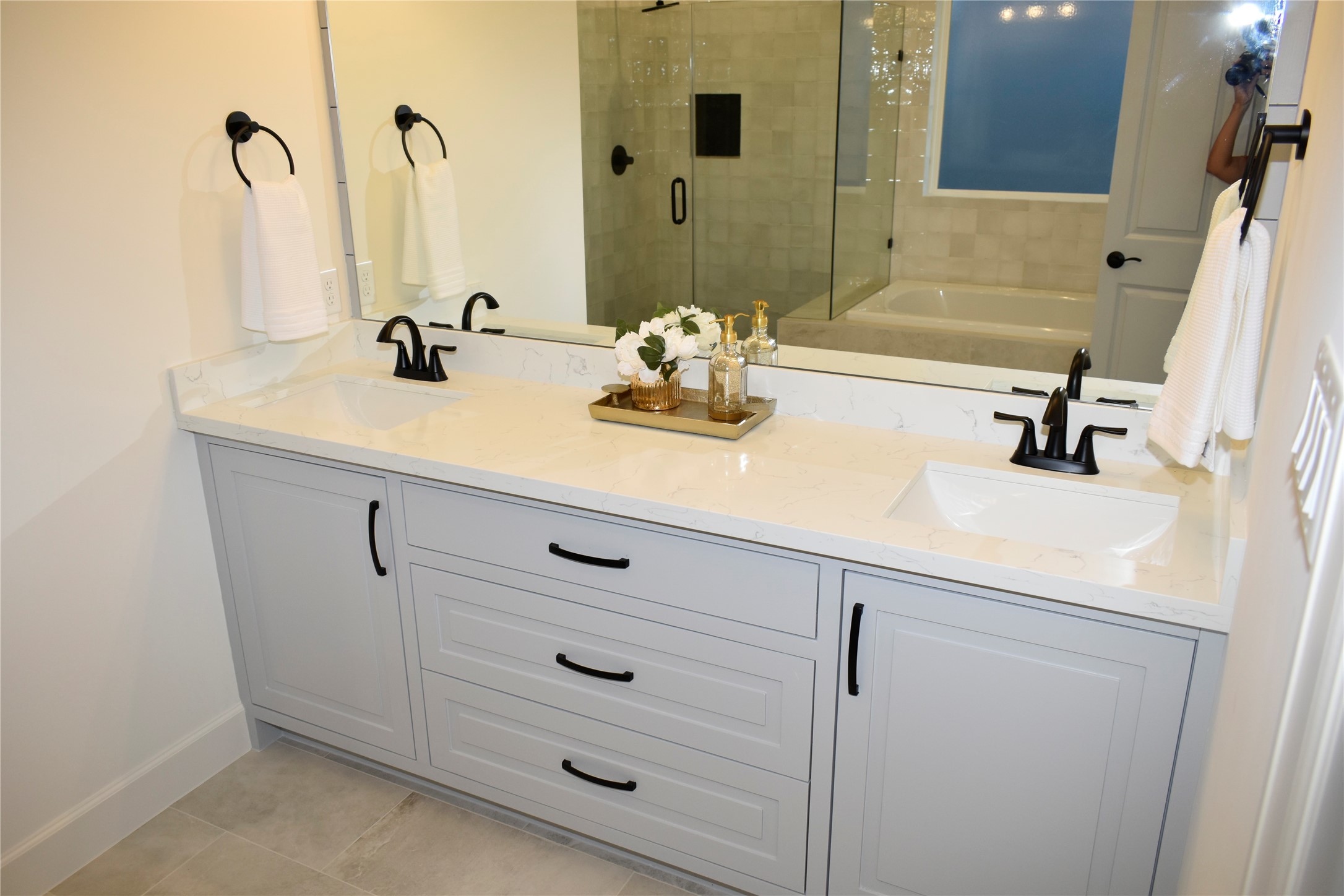 4804 Wilmington Street Houston, TX 77033 - Photo 32 of 47 Great quality cabinets