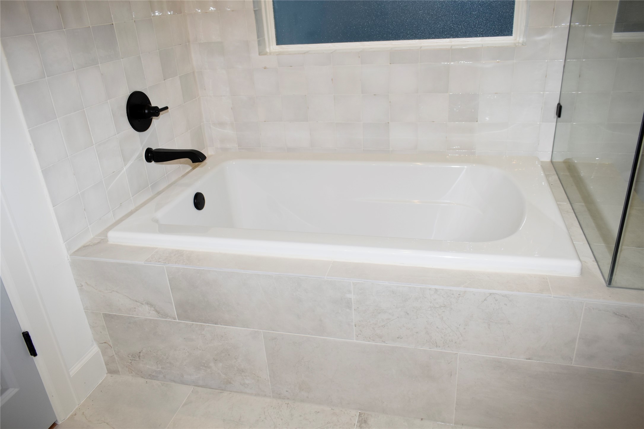 4804 Wilmington Street Houston, TX 77033 - Photo 34 of 47 Spacious tub