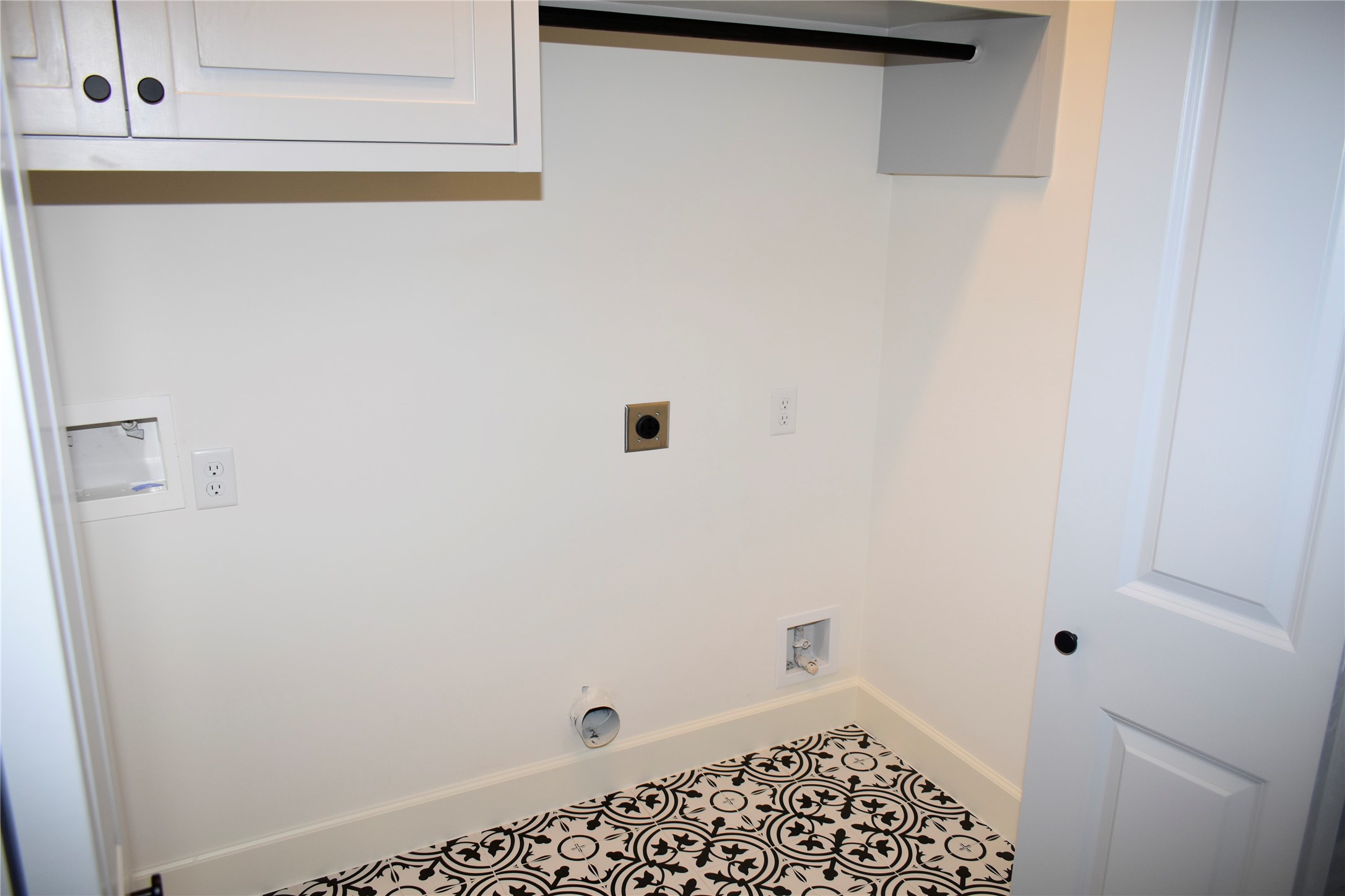 4804 Wilmington Street Houston, TX 77033 - Photo 42 of 47 Laundry area with cabinets