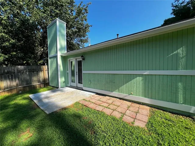 a view of a house with backyard