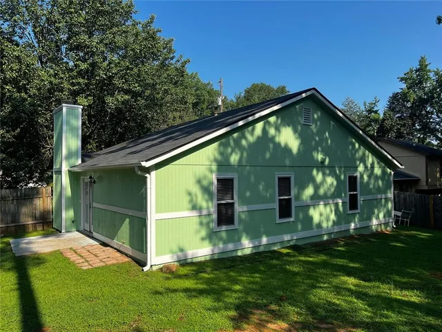 a view of front of house with a yard