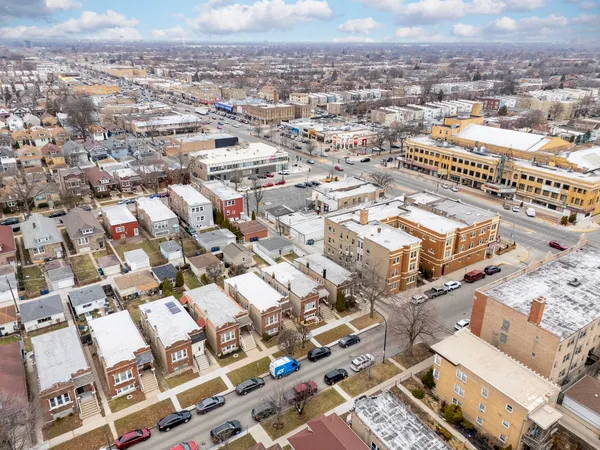 a picture of a small white building