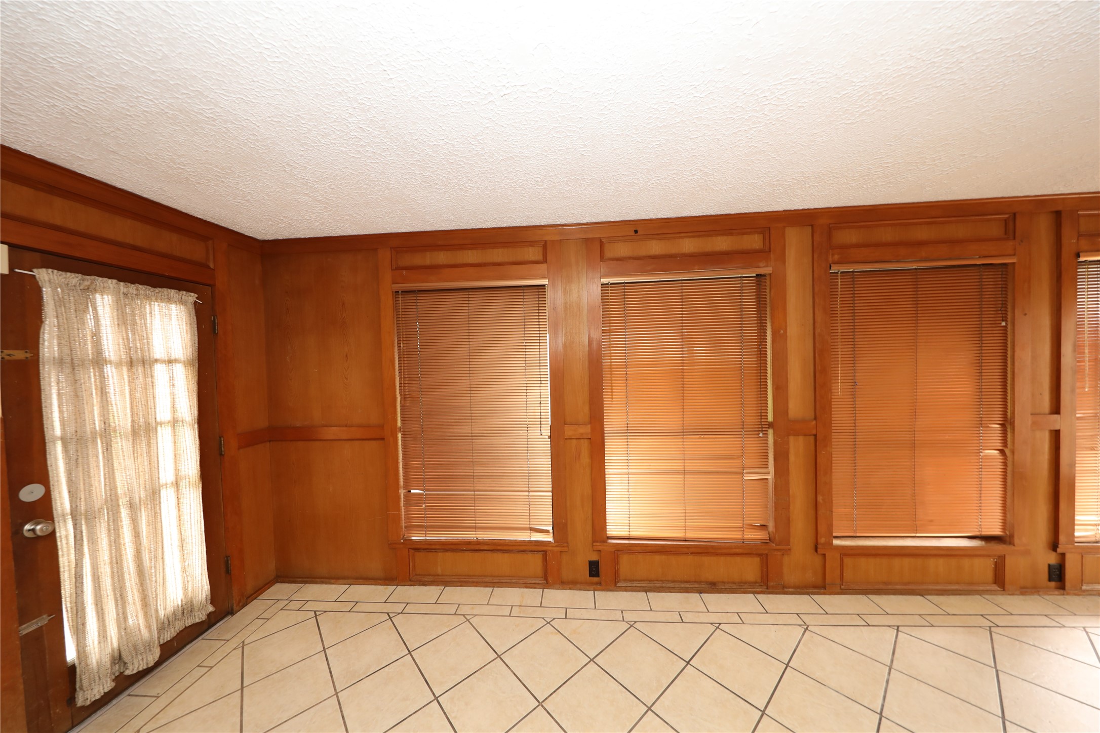 8519 Leader Street Houston, TX 77036 - Photo 22 of 27 an empty room with windows