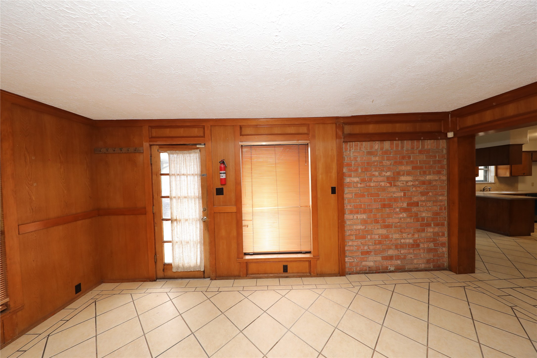 8519 Leader Street Houston, TX 77036 - Photo 23 of 27 an empty room with windows
