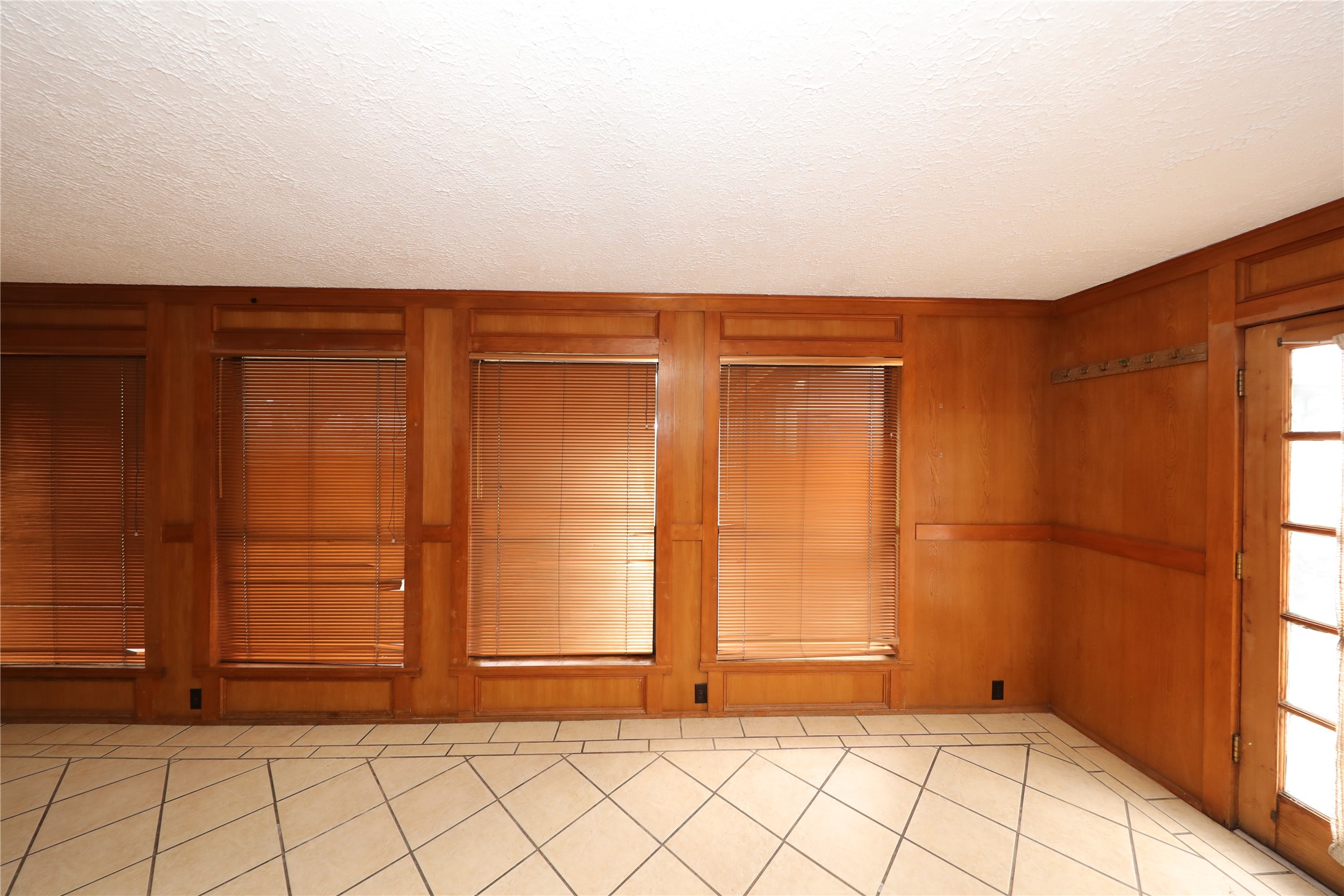 8519 Leader Street Houston, TX 77036 - Photo 24 of 27 an empty room with windows