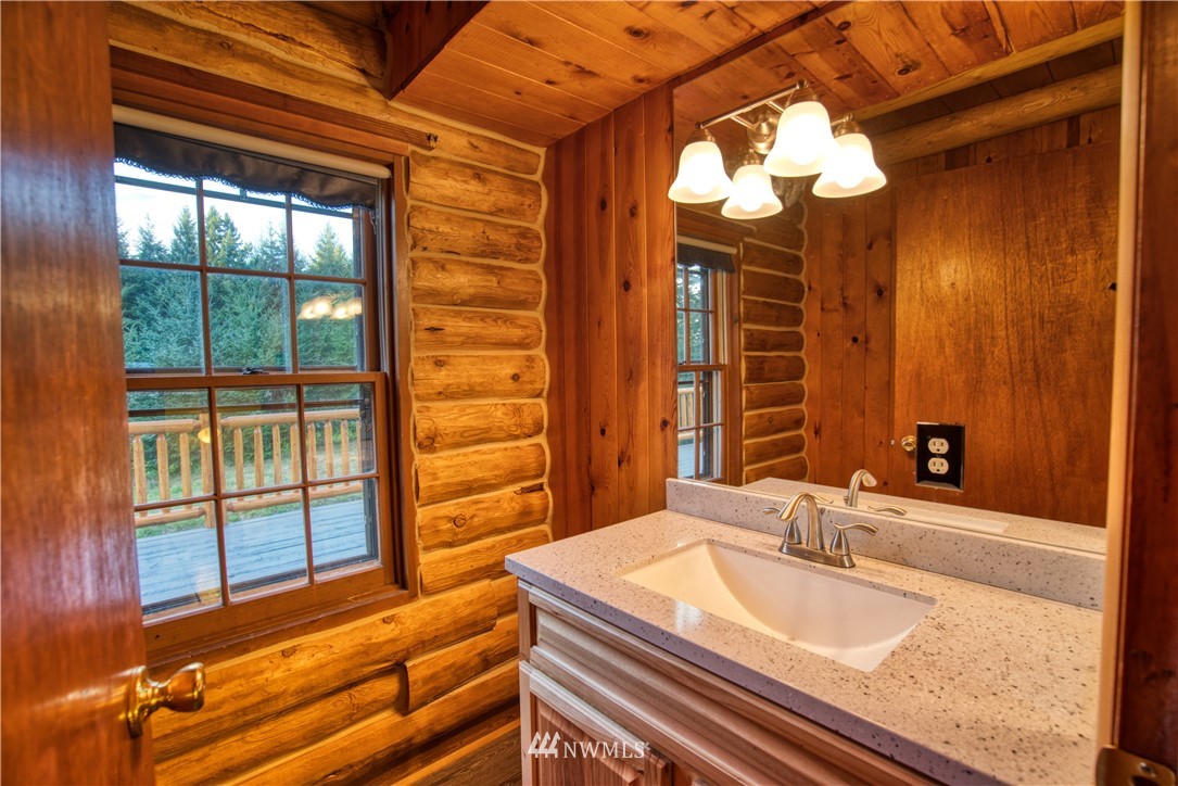 183 # 12 Spooner Road Chehalis, WA 98532 - Photo 15 of 21 a bathroom with a sink and a mirror