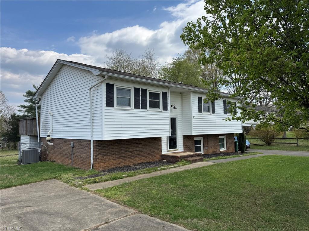 2741 River Ridge Road Pfafftown, NC 27040 - Photo 2 of 17