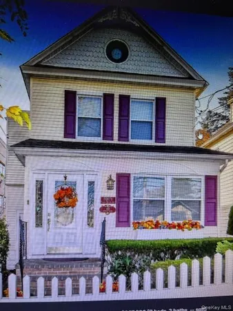 $2,850 | 40 South Bayles Avenue, Unit UPPR, Port Washington, NY 11050