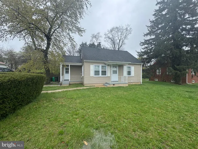 a view of a house with backyard and garden