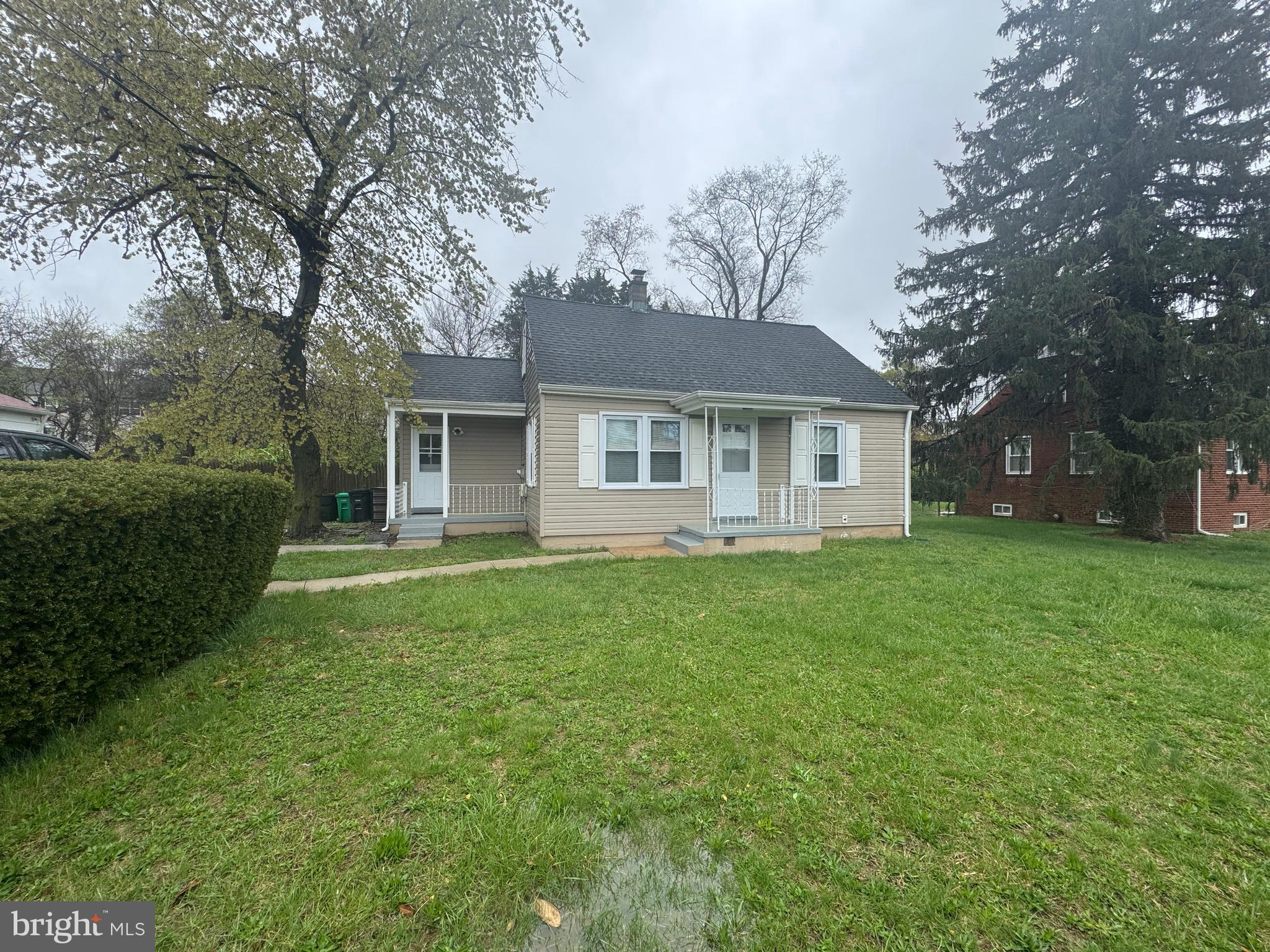 a view of a house with backyard and garden