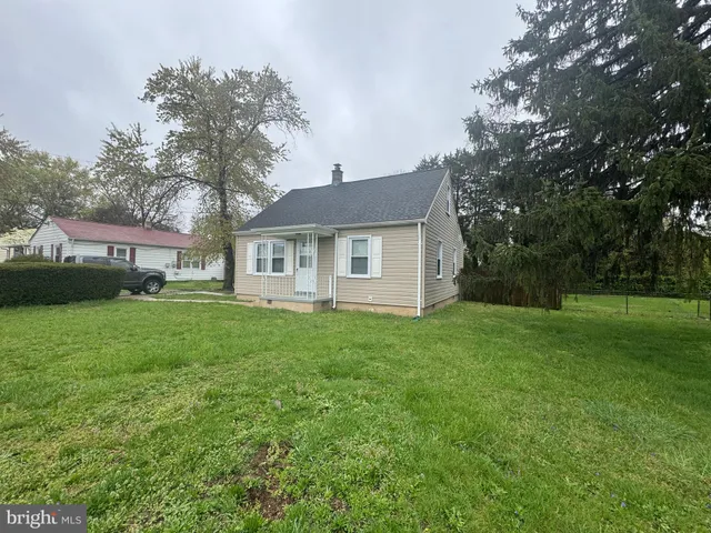 a view of a house with backyard and garden