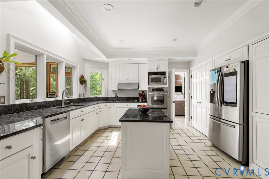 2125 Strawberry Run Crozier, VA 23039 - Photo 28 of 50 a kitchen with granite countertop a refrigerator stove and sink
