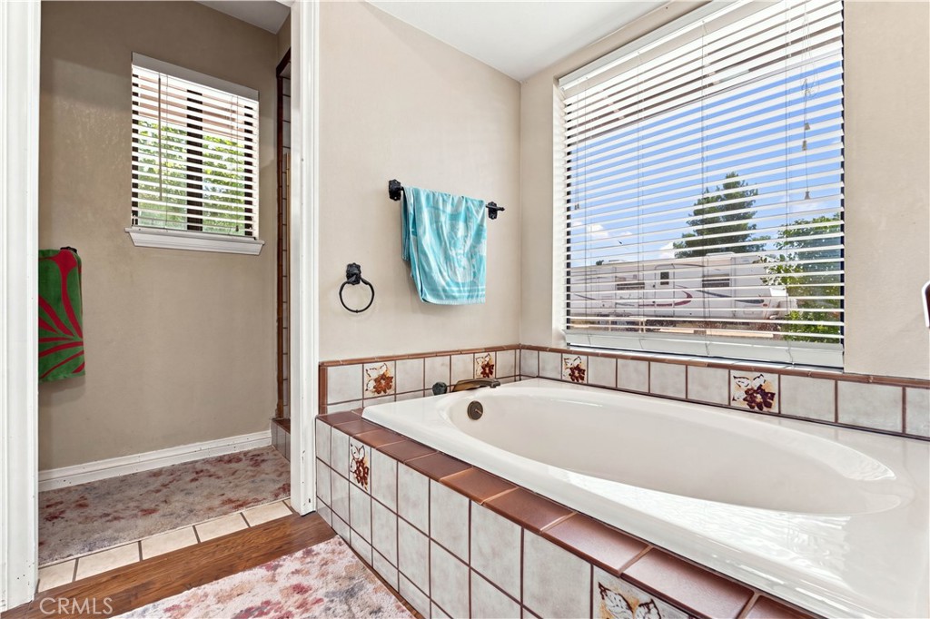 14367 Flathead Road Apple Valley, CA 92307 - Photo 21 of 51 Master bath tub