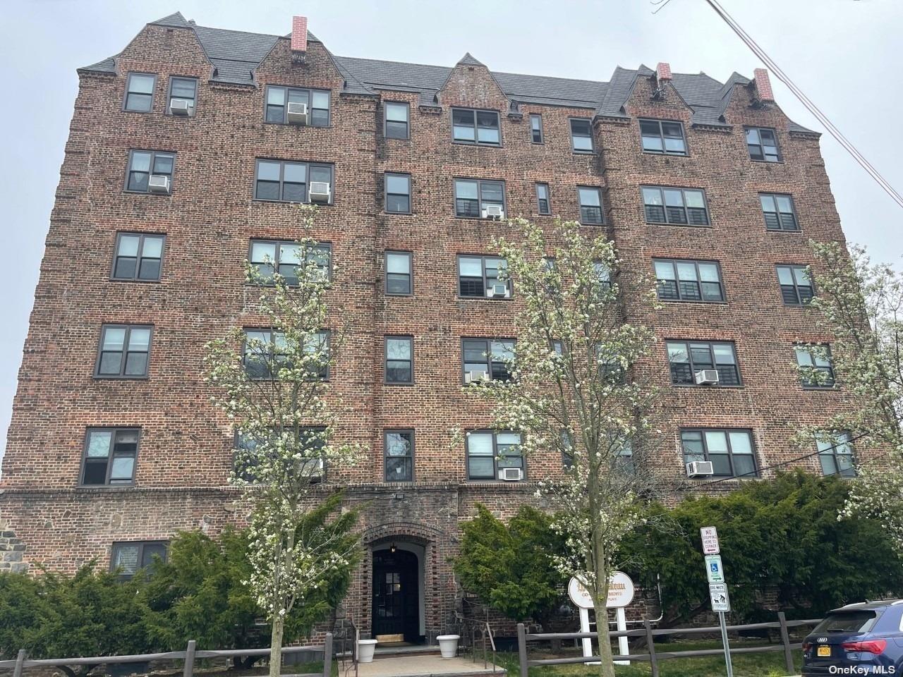 141 Wyckoff Place, Unit 1F, Woodmere, NY 11598 Compass