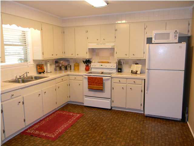 107 Springridge Drive Brandon, MS 39042 - Photo 4 of 18 Alternate view of kitchen