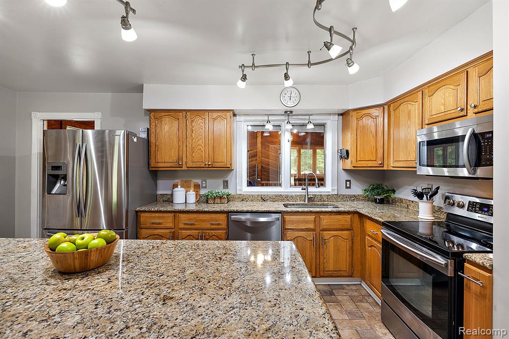 9844 Pine Knob Road Clarkston, MI 48348 - Photo 10 of 65 Gallery Image 10