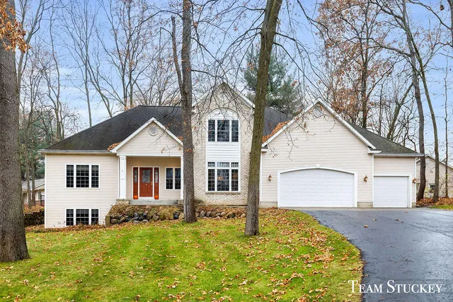 $690,000 | 8550 Garbow Court, Alto, MI 49302