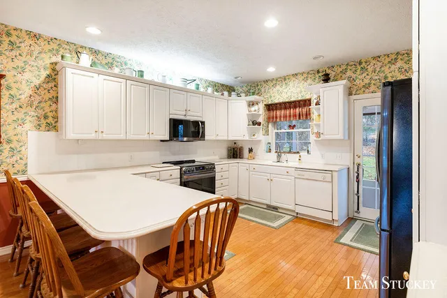 $690,000 | 8550 Garbow Court, Alto, MI 49302