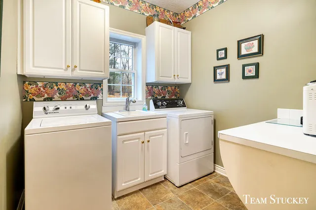 $690,000 | 8550 Garbow Court, Alto, MI 49302